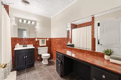 Bath - 211 S 13th St, Murray, KY 42071 photo 5 of 6