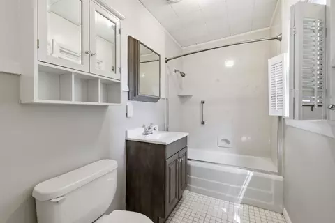 Bath - 211 S 13th St, Murray, KY 42071 photo 1 of 6