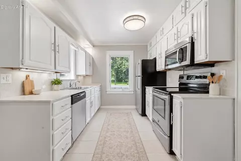 Kitchen - 211 S 13th St, Murray, KY 42071 photo 4 of 4