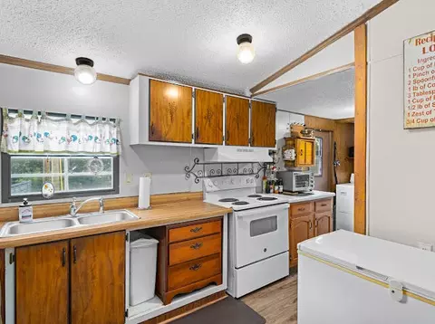 Kitchen - 631 Adams Rd, Corbin, KY 40701 photo 2 of 6