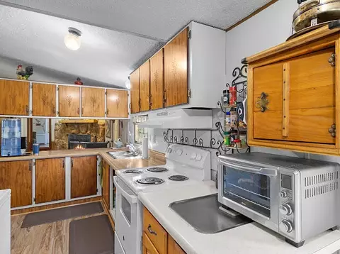 Kitchen - 631 Adams Rd, Corbin, KY 40701 photo 3 of 6