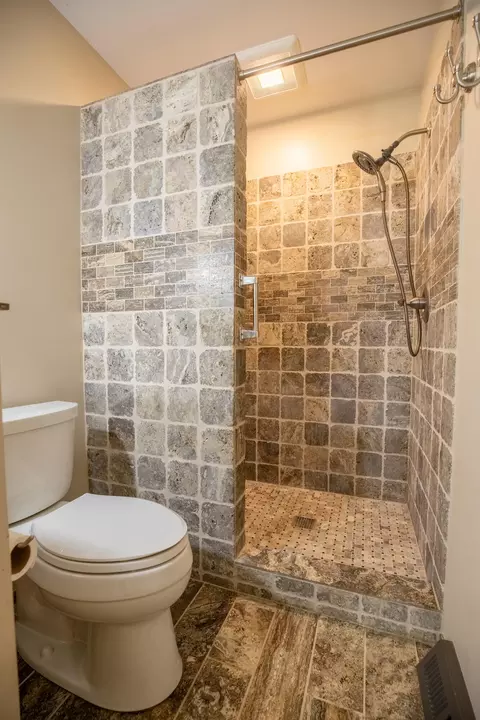 Bath - 2202 Brookhaven Dr, Murray, KY 42071 photo 2 of 5