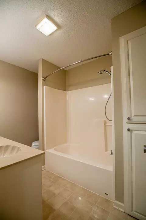 Bath - 2202 Brookhaven Dr, Murray, KY 42071 photo 5 of 5