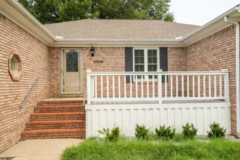 Exterior - 2202 Brookhaven Dr, Murray, KY 42071 photo 2 of 7