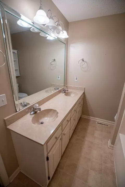 Bath - 2202 Brookhaven Dr, Murray, KY 42071 photo 3 of 5