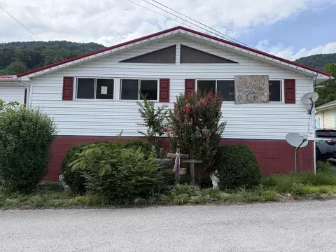 Exterior - 432 First St, Lynch, KY 40855 photo 1 of 2