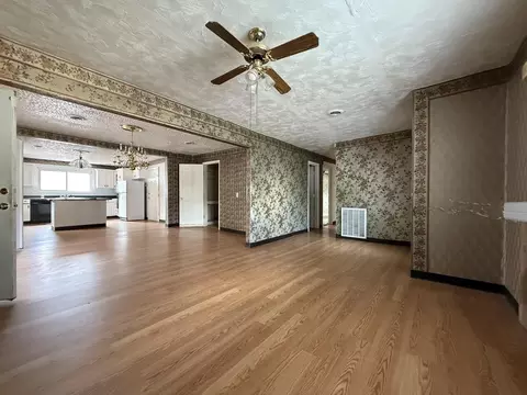 Living - 432 First St, Lynch, KY 40855 photo 2 of 2