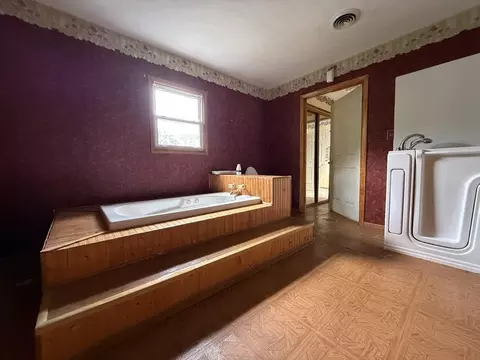 Bath - 432 First St, Lynch, KY 40855 photo 2 of 4