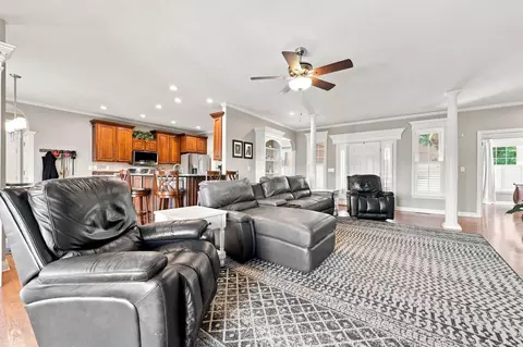 Living - 122 Squires Pointe Rd, Paris, KY 40361 photo 2 of 5