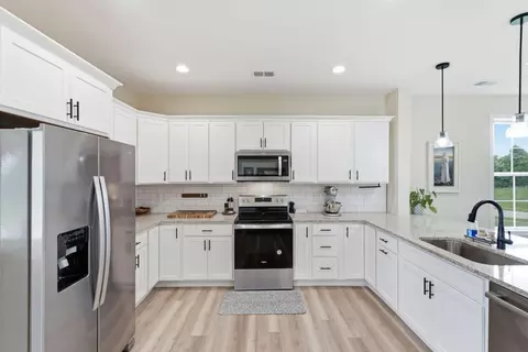Kitchen - 181 Crossing View Dr, Berea, KY 40403 photo 3 of 5