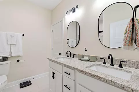 Bath - 181 Crossing View Dr, Berea, KY 40403 photo 1 of 3