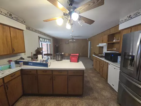 Kitchen - 604 Us 421, Mckee, KY 40447 photo 3 of 5