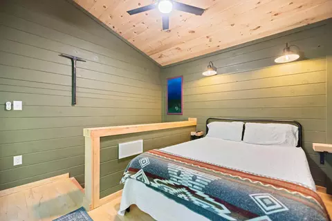 Bedroom - 300 Lacy Ln, Campton, KY 41301 photo 2 of 3