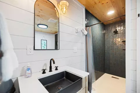 Bath - 300 Lacy Ln, Campton, KY 41301 photo 3 of 6