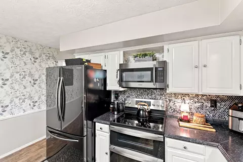 Kitchen - 306 Enid Ct, Georgetown, KY 40324 photo 4 of 4