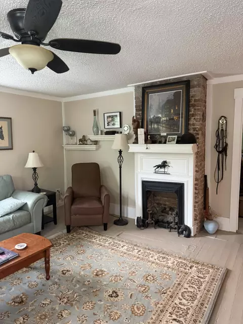 Living - 4933 Bloomfield Rd, Springfield, KY 40069 photo 2 of 3