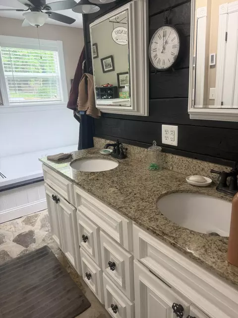 Bath - 4933 Bloomfield Rd, Springfield, KY 40069 photo 1 of 4