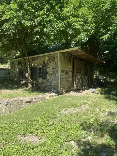 Exterior - 4933 Bloomfield Rd, Springfield, KY 40069 photo 5 of 5
