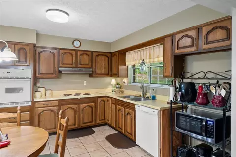 Kitchen - 4475 Campton Rd, Stanton, KY 40380 photo 2 of 2