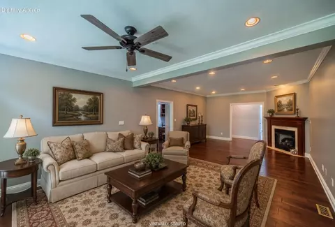 Living - 140 Prestwick Pl, Paducah, KY 42001 photo 5 of 6