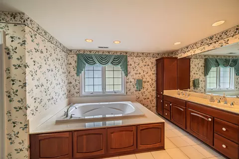 Bath - 140 Prestwick Pl, Paducah, KY 42001 photo 3 of 9