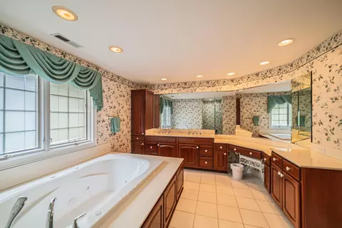 Bath - 140 Prestwick Pl, Paducah, KY 42001 photo 2 of 9