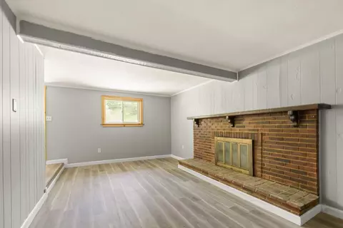 Living - 190 Walker Dr, Burnside, KY 42519 photo 2 of 5