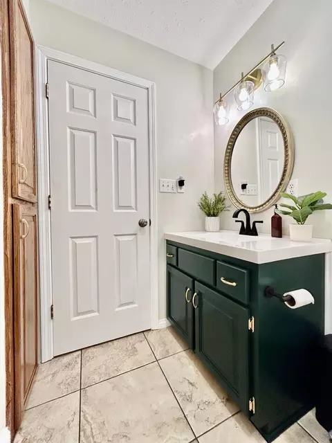 Bath - 965 Old Somerset Stanford Rd, Eubank, KY 42567 photo 4 of 5
