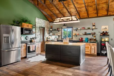 Kitchen - 2113 Calaboose Ridge Rd, Campton, KY 41301 photo 2 of 4