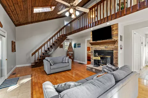 Living - 2026 Keeney Rd, Nancy, KY 42544 photo 2 of 3