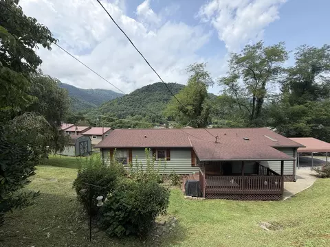 104 Fuson St, Evarts, KY 40828