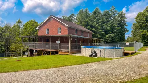 67 Pine Mountain Rd, Campton, KY 41301