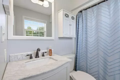 Bath - 122 Saddle Brook Cir, Berea, KY 40403 photo 2 of 3