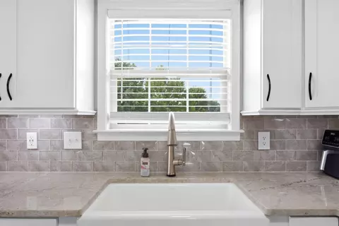 Kitchen - 122 Saddle Brook Cir, Berea, KY 40403 photo 4 of 4
