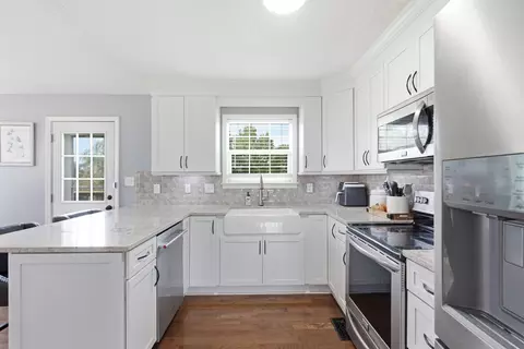 Kitchen - 122 Saddle Brook Cir, Berea, KY 40403 photo 2 of 4