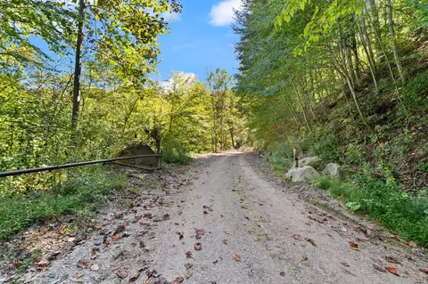 9999 Carrion Br, Whitesburg, KY 41858