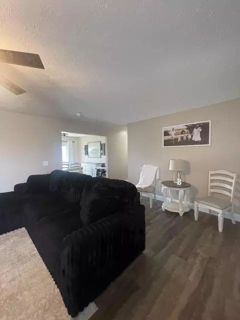 Living - 25 Hickory Hill Dr, Corbin, KY 40701 photo 2 of 2