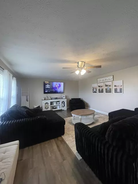 Living - 25 Hickory Hill Dr, Corbin, KY 40701 photo 1 of 2
