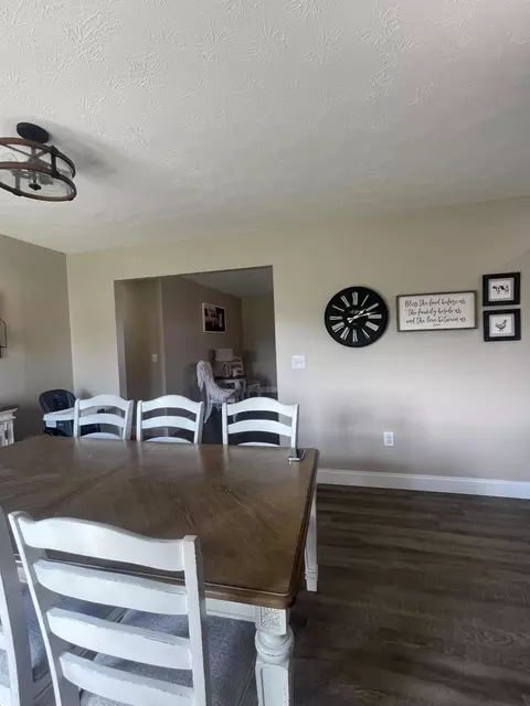 Dining - 25 Hickory Hill Dr, Corbin, KY 40701 photo 3 of 3