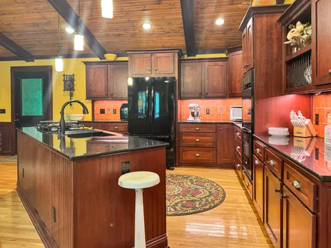 Kitchen - 96 Cedar Glen Ct, Murray, KY 42071 photo 2 of 5