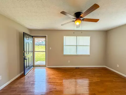 Living - 1029 Cardinal Dr, Corbin, KY 40701 photo 1 of 3