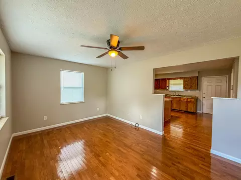 Living - 1029 Cardinal Dr, Corbin, KY 40701 photo 3 of 3