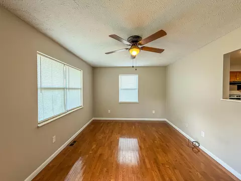Living - 1029 Cardinal Dr, Corbin, KY 40701 photo 2 of 3