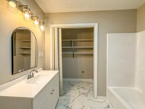 Bath - 1029 Cardinal Dr, Corbin, KY 40701 photo 1 of 3