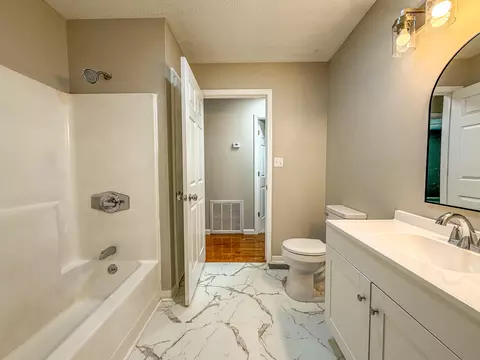 Bath - 1029 Cardinal Dr, Corbin, KY 40701 photo 2 of 3