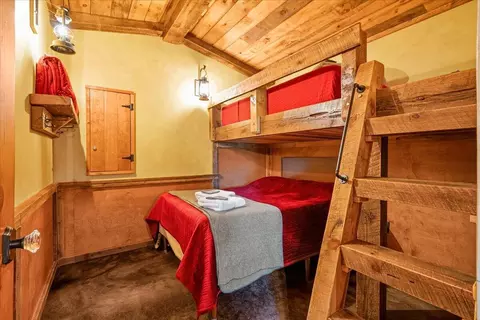 Bedroom - 554 Cliffview Rd, Campton, KY 41301 photo 1 of 5