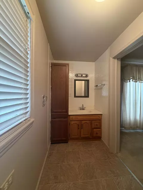 Bath - 175 Maggard St, Benham, KY 40807 photo 3 of 6