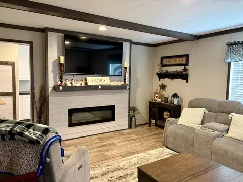 Living - 935 Stoney Fork Rd, Corbin, KY 40701 photo 5 of 7