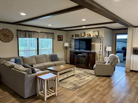 Living - 935 Stoney Fork Rd, Corbin, KY 40701 photo 3 of 7