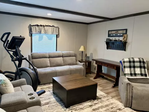 Living - 935 Stoney Fork Rd, Corbin, KY 40701 photo 6 of 7